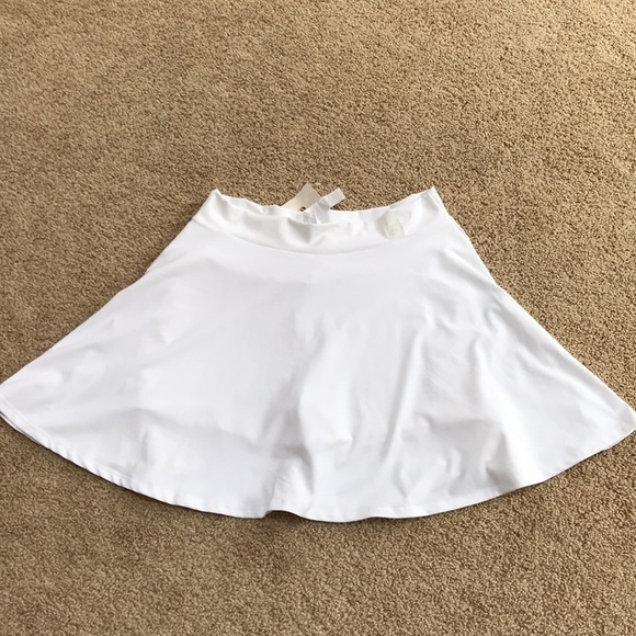 New! Fabletics large white flounce skort.